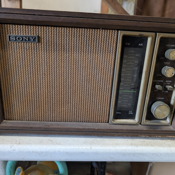 Sony Classic Brown AM/FM Radio - Picture 1 of 8